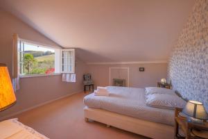 ein Schlafzimmer mit großem Bett und Fenster in der Unterkunft Villa Berhartia in Cambo-les-Bains + 13 Fotos