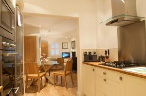Dapur atau dapur kecil di Luxury Victorian Cottage in quiet location by town centre and quay - log fires - full Virgin TV including sport and movies - fibre broadband - dog friendly