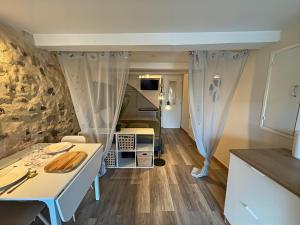 Apartamento pequeño con mesa de comedor y 1 dormitorio. en La Grotte Provençale à Sisteron, en Sisteron