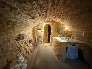 baño con lavabo en una pared de piedra en La Grotte Provençale à Sisteron, en Sisteron 15 fotos más