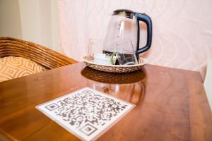 a tea kettle sitting on a wooden table at La Casa Naranja Hostal in Olón