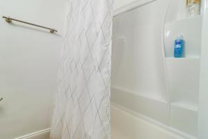 Koupelna v ubytování Central Location! Extended Stay Studio with Parking + 16 fotografií