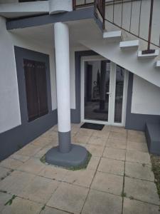 une colonne blanche devant un bâtiment avec une porte dans l'établissement Very nice apartment, à Saint-Paul-lès-Dax
