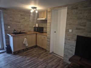 une cuisine avec un évier et un plan de travail dans l'établissement Very nice apartment, à Saint-Paul-lès-Dax