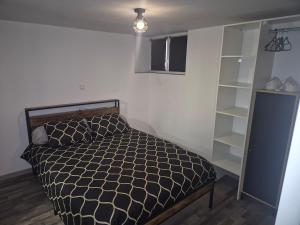 une chambre avec un lit et une étagère dans l'établissement Very nice apartment, à Saint-Paul-lès-Dax