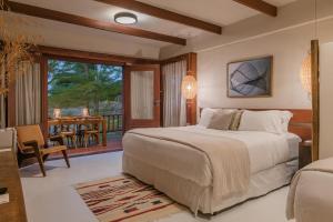 ein Schlafzimmer mit großem Bett und Balkon in der Unterkunft Casa de Pedra Hotel Icaraizinho in Icaraí + 263 Fotos