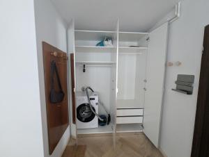 Un vestidor con una lavadora dentro en Rakietników vintage condo, en Varsovia 33 fotos más