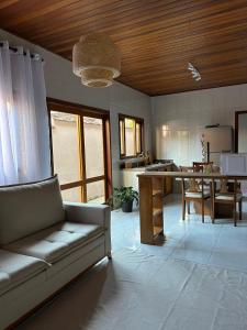 a living room with a couch and a kitchen at Recanto no Centro in São Francisco Xavier +13 photos