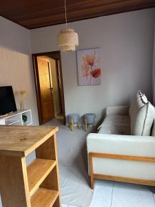 a living room with a couch and a table at Recanto no Centro in São Francisco Xavier