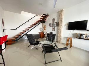 Et tv og/eller underholdning på Plaza Blanca 2 cabaña en el Santorini Colombiano