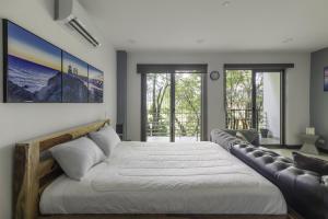 a bedroom with a large bed and a couch at Corporate Stays Urban Flats Studio in Lagunilla +17 photos