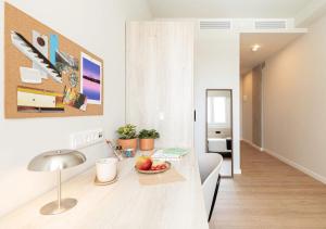 een keuken met een wastafel en een tafel in een kamer bij Yugo Terrassa Can Telar in Terrassa