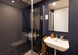 een badkamer met wastafel, douche en toilet bij Yugo Terrassa Can Telar in Terrassa