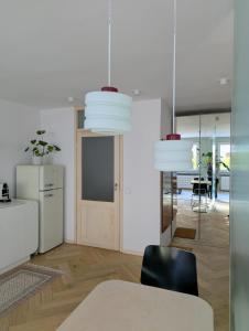 una cocina y comedor con una mesa y un refrigerador en Rakietników vintage condo, en Varsovia