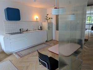 Kuchyň nebo kuchyňský kout v ubytování Rakietników vintage condo + 37 fotografií