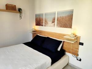 a bedroom with a bed and two windows at Almarea Beach - Essenza del mare, calore di casa in Imperia +18 photos