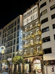 ビーゴにあるHotel Atlántico Vigoの夜のホテル付きの大きな建物
