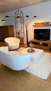 Et tv og/eller underholdning på Family-friendly oasis with sauna & terrace