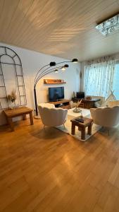 Et tv og/eller underholdning på Family-friendly oasis with sauna & terrace + 26 billeder