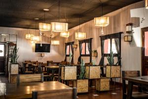 Un comedor con mesas, sillas y candelabros. en Hotel Pastos Chicos, en Susques 21 fotos más