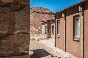 vistas a un edificio en el desierto en Hotel Pastos Chicos, en Susques