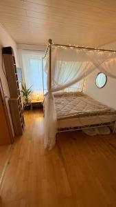 En eller flere senge i et værelse på Family-friendly oasis with sauna & terrace