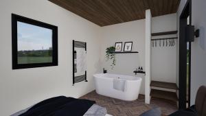 ポールトン・ル・フィルドにあるStaining Luxury Lodgesの大きな白い浴槽と鏡のあるバスルーム +12枚の写真