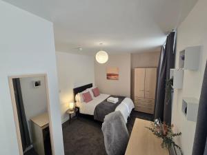 Ένα ή περισσότερα κρεβάτια σε δωμάτιο στο Room 4 Shared House in L7