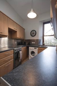 Una cocina o cocineta en Modern West End Gem