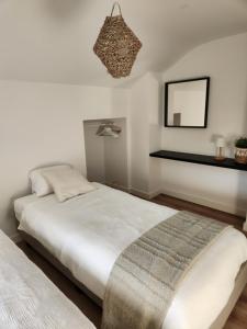 シント・トロイデンにあるVerliefd in Brustemのベッド2台と鏡のある寝室