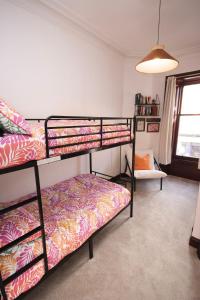 Una cama o camas en una habitación de Modern West End Gem