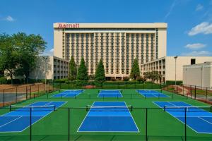 un grupo de pistas de tenis frente a un hotel en Atlanta Airport Marriott, en Atlanta