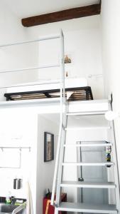 Palanda nebo palandy na pokoji v ubytování The Tiny Studio Firenze