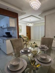 a dining room with a table and a kitchen at Apartamento amplio con piscina 