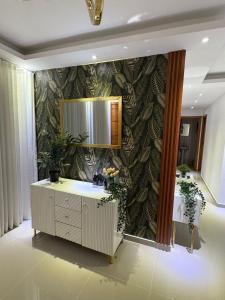 a bathroom with a sink and a mirror at Apartamento amplio con piscina 