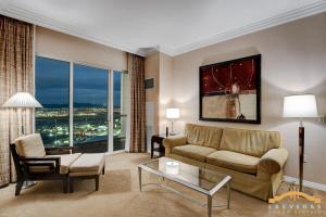 拉斯维加斯MGM Signature-33-714 1BR 2-Bath Balcony Suite的带沙发和大窗户的客厅