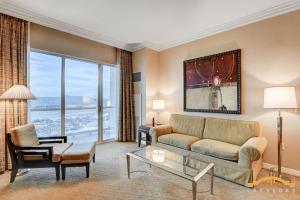 拉斯维加斯MGM Signature-33-714 1BR 2-Bath Balcony Suite的客厅里有一张沙发和一张桌子。