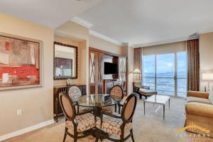 拉斯维加斯MGM Signature-33-714 1BR 2-Bath Balcony Suite的带桌椅和沙发的客厅