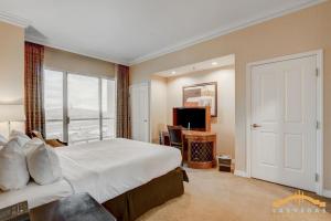 Μια τηλεόραση ή/και κέντρο ψυχαγωγίας στο MGM Signature-33-714 1BR 2-Bath Balcony Suite