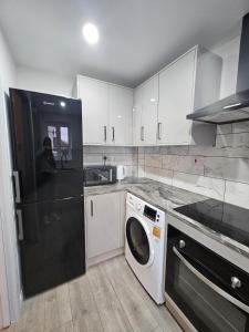 Kuchyň nebo kuchyňský kout v ubytování Jasmin's House, 2 bedroom house, private Parking