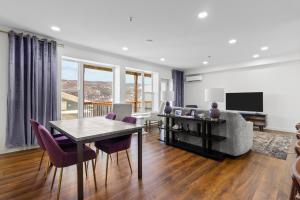 TV a/nebo společenská místnost v ubytování Duckworth King Queen Sub Pent Harbour Vw