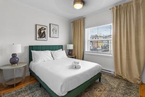 Postel nebo postele na pokoji v ubytování Duckworth King Queen Sub Pent Harbour Vw