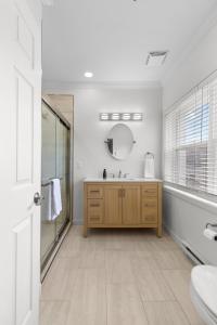 Koupelna v ubytování Duckworth King Queen Sub Pent Harbour Vw