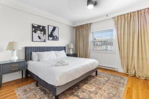 Postel nebo postele na pokoji v ubytování Duckworth 2 Kings Penthouse Harbour Vws