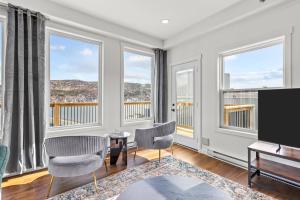 TV a/nebo společenská místnost v ubytování Duckworth 2 Kings Penthouse Harbour Vws