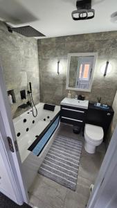 Koupelna v ubytování Jasmin's House, 2 bedroom house, private Parking