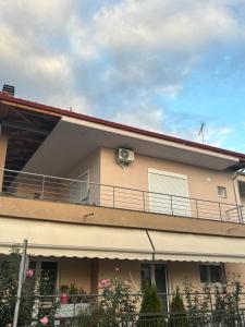 a building with a balcony with a fan on it at ThaniaS'S Studio 1 in Tríkala