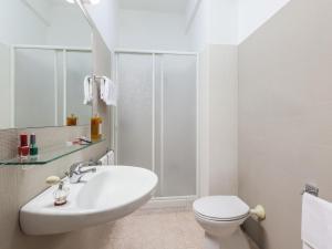 トラーニにあるibis styles Traniのトイレと洗面台を備えた白いバスルーム