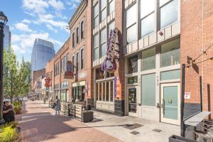 een straat in een stad met hoge bakstenen gebouwen bij The Saddlery-Southern Set-2 Units-Walk to Broadway in Nashville