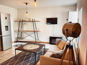 una sala de estar con un sofá y una mesa en L'Ancien Moulin du Grand Annecy, en Annecy